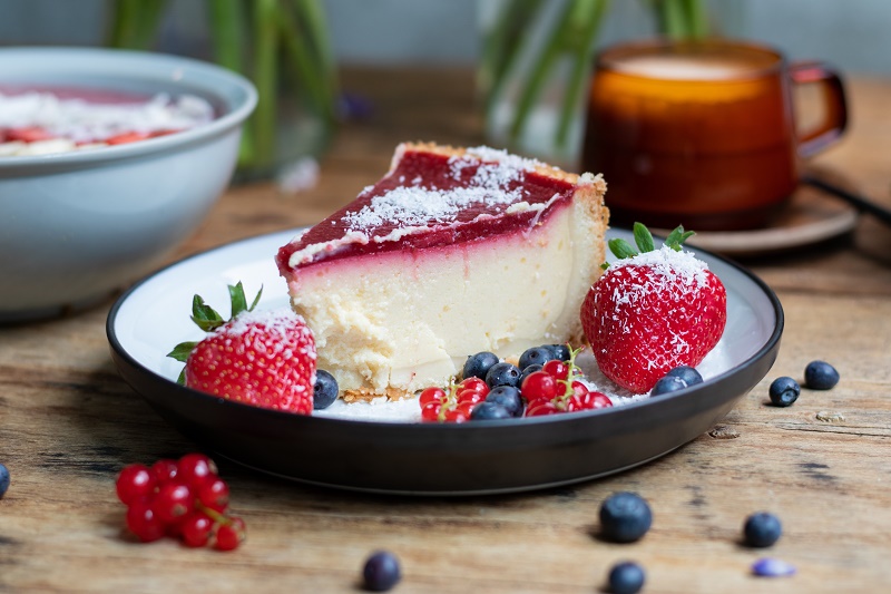 closeup-shot-cheesecake-with-jelly-decorated-with-strawberries-berries