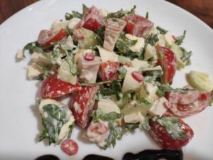 salat-z-rukoloyu-kopchenoyu-kurochkoyu-pomidorami-cheri-ta-percem-chili