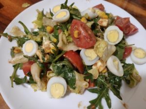 salat-z-rukoloyu-pomidorami-cheri-ta-perepelinimi-yaicyami