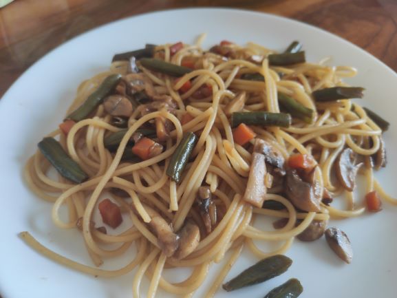 vegetarianska-pasta-spagetti-z-ovochami-v-soevomu-sousi1